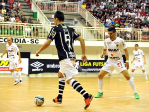 Após quatro meses, Neto inaugura novos desafios pelo alvinegro paulista. Foto: Ricardo Artifon/ACF