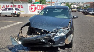 Na manhã dessa sexta-feira, 3, uma colisão entre dois veículos afetou o trânsito local. Foto: Gazeta do Triângulo