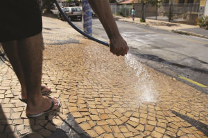 O motivo do encontro é o excesso de desperdício de água testemunhado pelas ruas do município. Foto: Divulgação