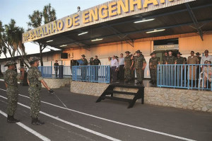 Coronel de Engenharia André Luiz Stangl Risse durante discurso de despedida. Foto: 11º BEC