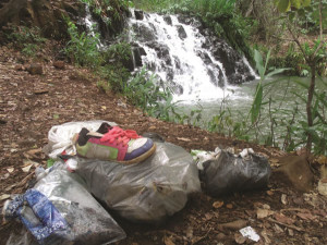 Poluição em cachoeira na região dos Verdes, problema que se repete na região de Araguari. Foto: Gazeta do Triângulo