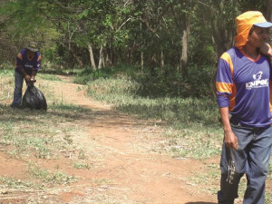 Equipes trabalham diariamente na manutenção, que sofre com a quantidade de lixo jogado pela população. Foto: Gazeta do Triângulo