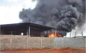 Galpões, máquinas e equipamentos para o serviço foram dominados pelas chamas. Foto: Gazeta do Triângulo