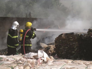 Bombeiros atuaram no combate às chamas que consumiram os recicláveis. Foto: Gazeta do Triângulo