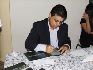 Durante a noite de lançamento, o escritor Joelson Silvano de Moura  autografou seus livros a amigos e convidados. Foto: Arquivo Pessoal