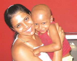 Luciene com a filha Manuela: “A doença provocou uma mudança significativa na nossa vida. Estamos mais unidos e crentes de que vai dar tudo certo”. Foto: Gazeta do Triângulo