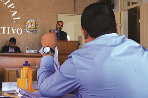 O vereador Dhiosney de Andrade (PTC) levantou questionamentos sobre o procedimento de sorteio e a transparência dos dados dos beneficiários. Foto: Gazeta do Triângulo