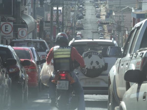 Mototaxista carrega alimentos sem a utilização do baú obrigatório. Foto: Arquivo