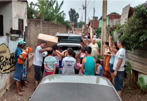Os brinquedos foram entregues às crianças carentes do bairro Novo Horizonte. Foto Samara Arruda