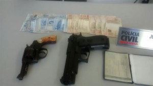 Foram apreendidos um revólver calibre 32, uma motocicleta Honda/ML 125. Foto: Divulgação