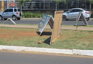 Se o recolhimento não acontecer por parte do candidato até as 22h deste sábado, caminhão da prefeitura  irá retirar todo o material. Além disso, providências serão tomadas por parte da Justiça Eleitoral. Foto: Arquivo
