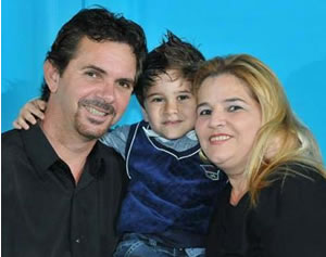 Sandra Aparecida Silva Honorato, aniversariante do dia 26, ao lado do marido Mozart e do neto Gabriel