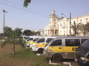 Durante toda a manhã, os profissionais exigiram seus direitos e buscaram respostas por parte do Executivo. Fonte: Gazeta do Triângulo