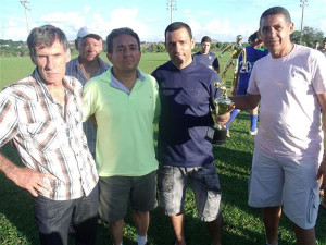 Andrade, do Cruzeiro, leva o troféu de principal artilheiro, entregue pelo secretário Neném Ramos. Foto: Gazeta do Triângulo