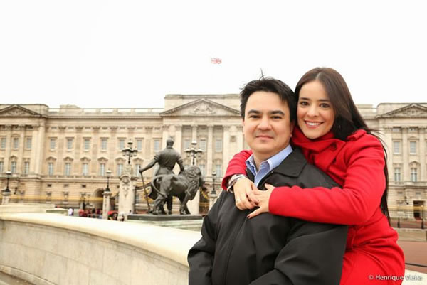 ESPECIAL: Na próxima segunda-feira, 17, Dr. Sérgio Monteiro Faim completa mais um ano de vida. Seu aniversário foi comemorado antecipadamente em Londres ao lado da esposa Nelma. Na foto, o casal tem como pano de fundo o Palácio de Buchingham fotografado por Henrique Vieira. Ao aniversariante, desejamos um futuro promissor, guiado pelas mãos divinas, sempre ao lado da familia e de amigos.