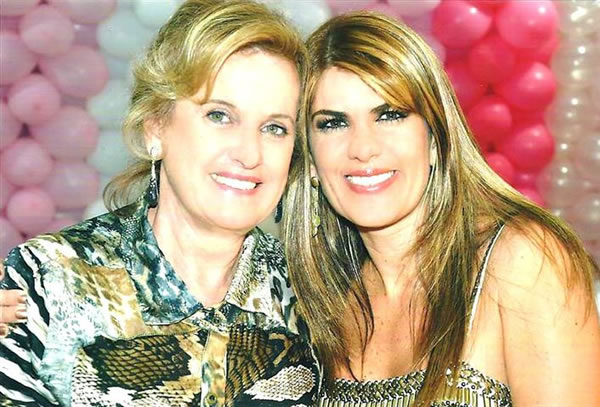 Juliana Elias Caixe, aniversariante do dia 15, ao lado da mãe Leila Elias Caixe
