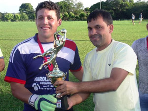 Júlio Pinga recebe troféu de goleiro menos vazado do vereador Paulo do Vale. Foto: Gazeta do Triângulo