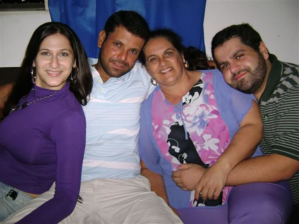 Rodrigo Gonçalves de Castro, aniversariante do dia 6, ao lado de Solia, sua mãe Vera e Daniel