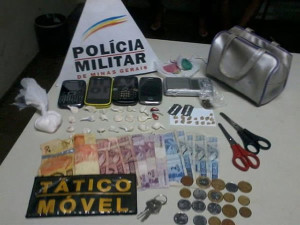 Policiais apreenderam vários materiais que alimentavam o crime no bairro Brasília. Foto: Reprodução / Facebook