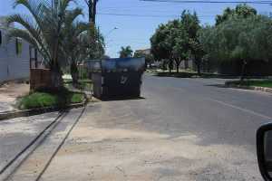 O estacionamento irregular das caçambas para despejo de entulho acabam causando transtornos que poderiam facilmente ser evitados. Foto: Divulgação