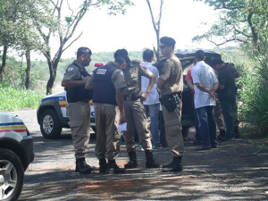 Vítimas foram feitas reféns e levadas até a rodovia, onde foram assassinadas. Foto: Gazeta do Triângulo