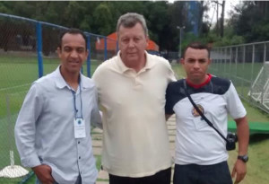 Professores do Fluminense e o ex-goleiro Raul Plassmann durante encontro em Belo Horizonte. Foto: Reprodução/Facebook