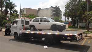 Veículo é removido, após motorista estacioná-lo em vaga destinada a deficientes físicos. Foto: Gazeta do Triângulo
