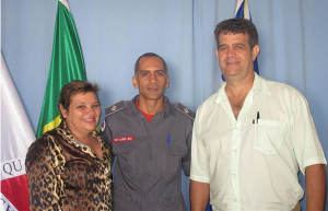 Vereadores Virgínia Alcântara e Tenente Luciano  com o tenente Luiz Donizete Silva, comandante do 10º Pelotão de Corpo de Bombeiros. Foto: Gazeta do Triângulo