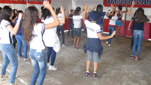 Na oficina que trabalha expressão corporal, se movimentar é fundamental. Foto: Divulgação