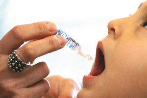 Pais e responsáveis devem aproveitar o “Dia D” de vacinação para proteger crianças contra sarampo e poliomielite. Foto: Divulgação.