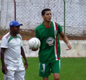 Zé Ovídio orienta o ótimo lateral Maurício.Foto: Gazeta do Triângulo