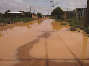 Ruas sem asfalto e tomadas pela água deixam moradores praticamente ilhados do bairro Vieno. Foto: Divulgação