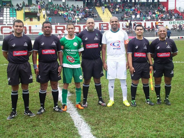 Arbitragem da partida com os capitães
