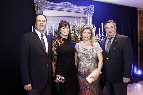 Presidente da CDL, Celso Vilela Guimarães, e presidente eleito para gestão 2015 a 2017, Cícero Heraldo Novaes, com esposas. Foto: Mauro Marques.