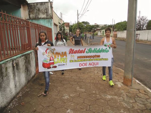 Alunos de escolas públicas durante campanha pelas ruas da cidade. Foto: Divulgação