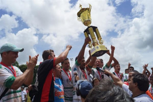 Novo Horizonte recebe o troféu histórico de vice-campeão.Foto: Gazeta do Triângulo