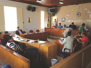 Vereadores durante sessão extraordinária no Plenário da Câmara. Foto: Gazeta do Triângulo