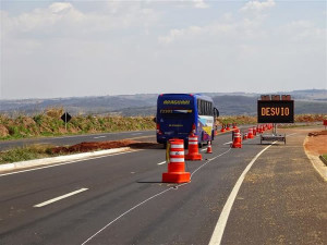 As obras excederam a faixa de domínio da rodovia e invadiram uma área de uso agrícola. Foto: Divulgação