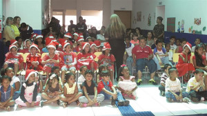 Evento de entrega dos presentes ocorreu nesta quinta-feira, 11, por meio de apresentações em alusão ao nascimento de Jesus. Foto: Gazeta do Triângulo