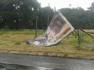 A pancada de chuva derrubou três outdoors nas avenidas Nicolau Dorazio e Bahia. Foto: Divulgação
