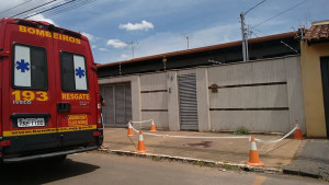 Com o choque, o morador foi ao solo, numa queda de aproximadamente 3,5m do telhado. Foto: Reprodução/Facebook