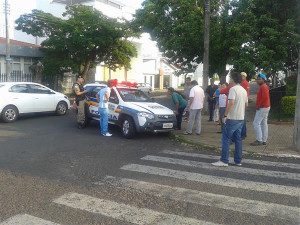 Após assalto, moradores rendem suspeito até a chegada dos policiais. Foto: Divulgação