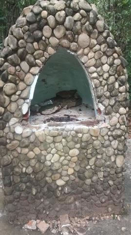 A capela e a imagem de Nossa Senhora, depredados por vândalos. Foto: Gazeta do Triângulo