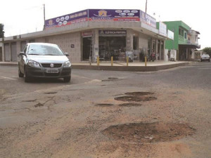 Buracos se tornaram obstáculos comuns pelas ruas de Araguari.Foto: Arquivo