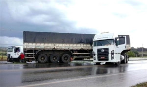 Acidente com carreta por conta da pista molhada. Foto: Divulgação