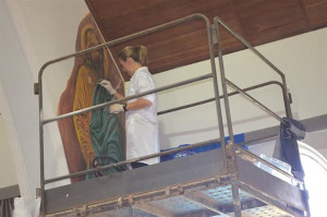 O trabalho é realizado pela restauradora araguarina Adriana Rodrigues Barbosa e deve ser concluído em cinco meses. Foto: Gazeta do Triângulo