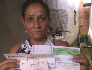 Eva Maria da Silva e as contas do mês de dezembro: a primeira, de 563 reais e a outra de 12 reais. Foto: Gazeta do Triângulo