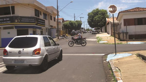 Conversão a direita é proibida entre as ruas Nader Cury e Paissandu, mas atualmente não tem sinalização. Foto: Gazeta do Triângulo