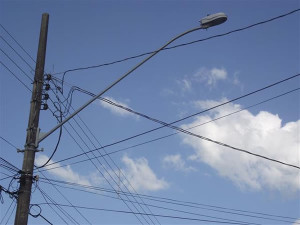 População pode ligar no 3690-3260 para cobrar serviços ligados à iluminação pública, como troca de lâmpadas queimadas. Foto: Arquivo