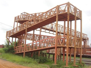 Antiga passarela põe em riscos os moradores que precisam fazer a travessia entre os bairros São Sebastião e Independência